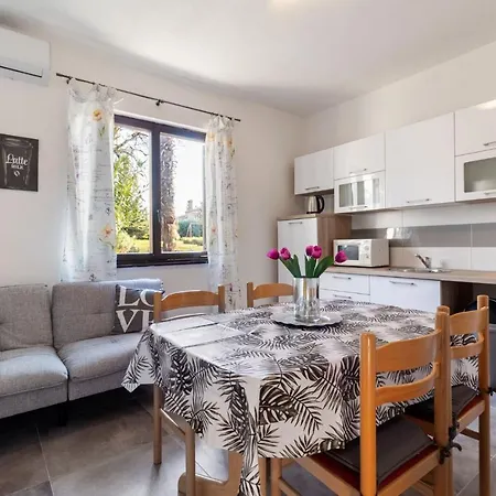 Greta Apartment *
